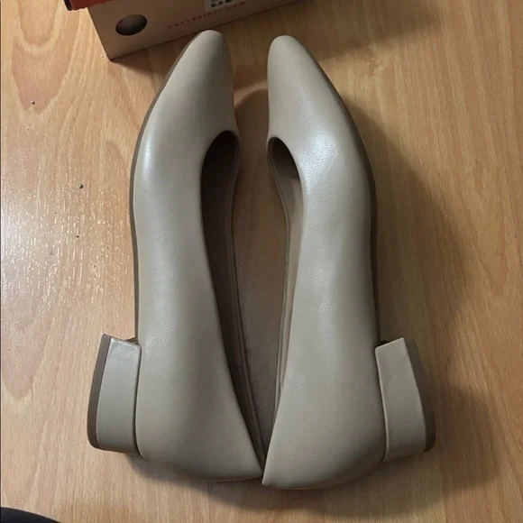 Easy Spirit Women's Beige Flats - Picture 6 of 11